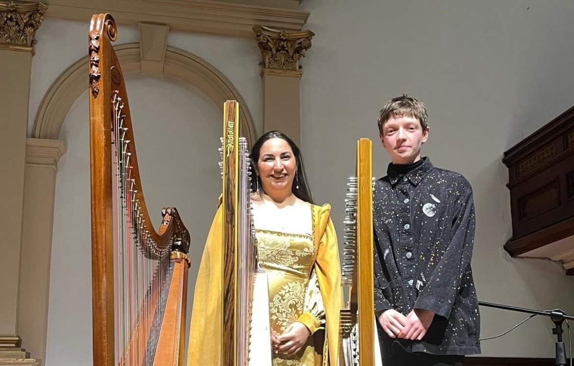 Zeynep Öykü ve Arp sanatçısı Cerys Hafana