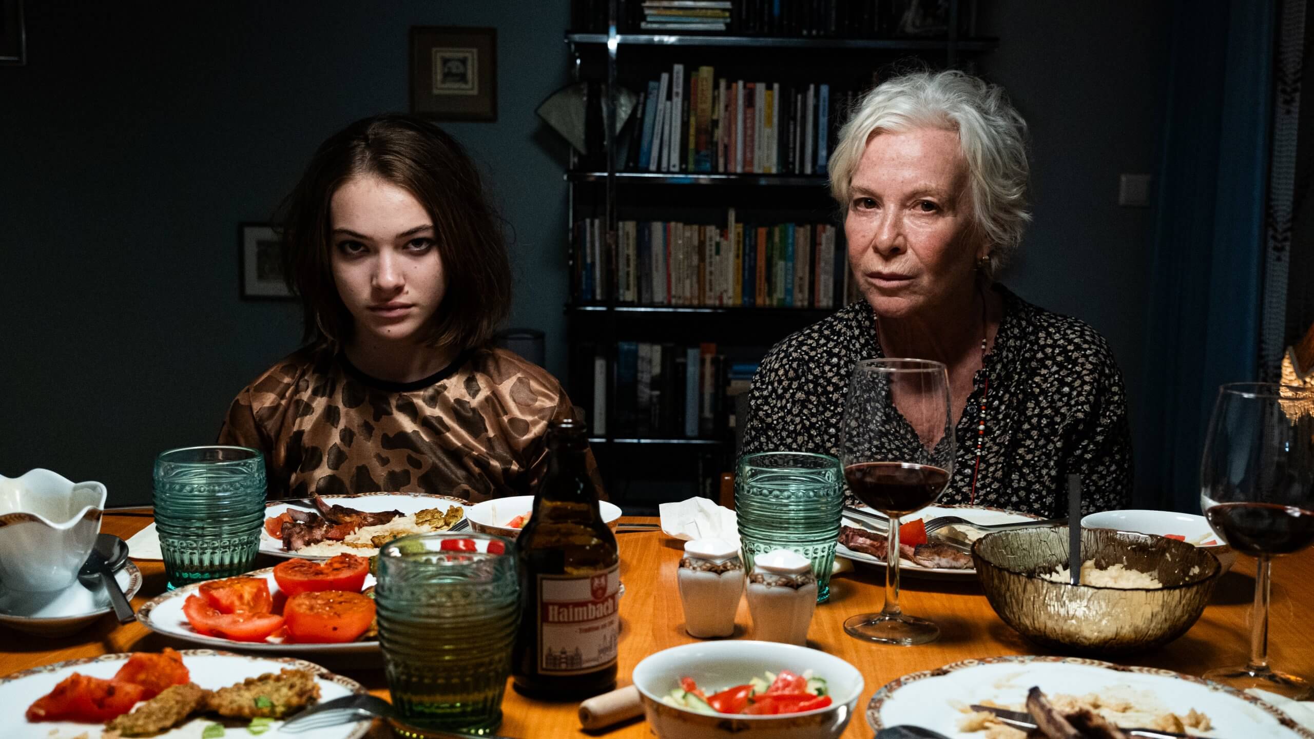 Sarı Zarflar filmi Ezgi (Leyla Smyrna Cabas) & Babaanne (İpek Bilgin) karakterlerinin olduğu yemek masası sahnesi