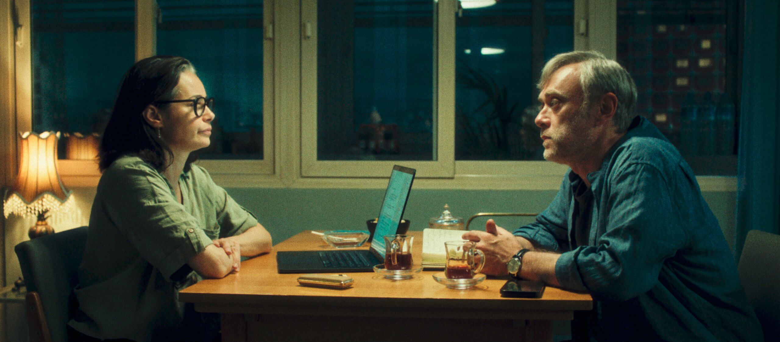 Sarı Zarflar filmi derya ve aziz karakterlerinin olduğu bir sahne