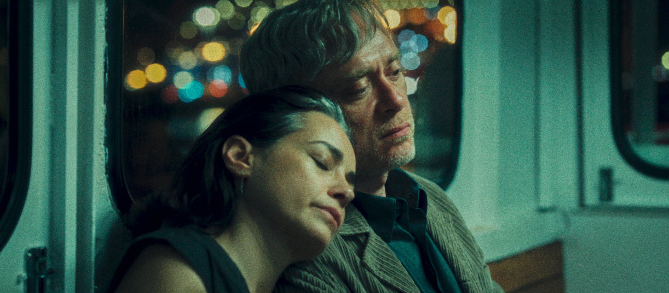 Sarı Zarflar filmi derya ve aziz karakterlerinin olduğu bir sahne